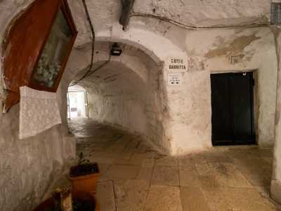 ...l� dove ci sorprende l�Arco San Rocco, detto anche u u-�rche inde o u u-�rche (�l�arco nell�arco�). Entrando sembra quasi di trovarsi in una grotta